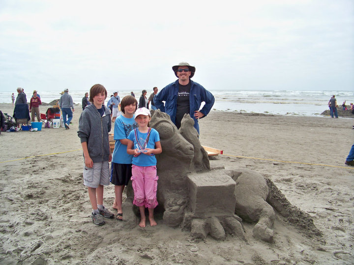 We reprised this theme for the 2009 Long Beach, Washington competition: note the horse's head is upright, the catfish is perched on the horse, and the turtle has a bigger box. Because Long Beach sand is cool. 